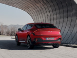 Bild Der neue Kia EV6 GT Rückansicht in rot vor Edelstahlwand