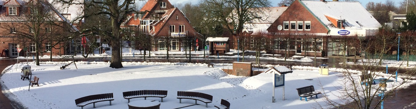 Silvester im Hotel Leuchtfeuer Horumersiel. Hotel Leuchtfeuer Horumersiel zu Silvester in ruhiger und stilvoller Ambiente. Über dem Jahreswechsel bietet Horumersiel einen festlichen Rahmen für Ihr Silvestererlebnis.

An Silvester verreisen? Wie wäre es mit der Nordseeküste. Das Hotel Leuchtfeuer Wangerland Horumersiel liegt wenige Meter zu Fuß von der Nordseeküste und den Strandanlagen entfernt. Genießen Sie den winterlichen Nationalpark Niedersächsisches Wattenmeer. Mit hoher Kraft treffen die Wellen auf das Land, während der Wind um die Häuser pfeift und die ersten Schneeflocken einen Märchenort zaubern. Auch im Winter hat das Land hoch im Norden von Deutschland seinen ganz eigenen Reiz. Die Gewalt des Meers hat schon immer die Dichter und Maler animiert und in den Bann gezogen. Den Besucher, der seinen Winterurlaub an der Nordsee verbringt, wird es ebenso ergehen. Nicht nur Städte wie Wilhelmshaven, Cuxhaven oder Bremerhaven locken Gäste zu einem Kurzurlaub mit ihren Häfen und Museen, auch die Inseln Langeoog, Wangerooge oder Norderney, die nur ein Katzensprung entfernt liegen, sind einen Ausflug wert. Vieles gibt es hier während des Winterurlaubs neben der schönen Natur zu entdecken, auch wenn die Sonne einmal nicht vom Himmel lacht.
Horumersiel bieten nach den Weihnachtsfeiertagen einen Pre Silvester Party – 3 Tage unterhält Sie unser DJ täglich ab 15 Uhr bis zum späten Abend, mit Oldies, Charthits und Wunschmusik. Genießen Sie Heiße Caipirinha, Glühwein, Eiergrog und weitere Leckereien. Am letzten Abend findet das Feuerwerk bereits am 30.12. – Sie erleben doppelt Silvester. Zurück im Hotel wärmen Sie sich in der hauseigenen Sauna oder Dampfbad auf, ein Whirlpool weckt die Lebensgeister nach einem langen Strandspaziergang. Lassen Sie sich den eisigen Wind um die Nase wehen. Wer es kulturell mag und gern lacht besucht eine der Theateraufführungen der Theatergruppe Hooksiel. Plattdeutsches Theater vom feinsten, lachen garantiert. Für die ganz harten findet am Neujahrstag ein Eisbaden am Wangermeer in Hohenkirchen statt. Begeisterte Eisbader werfen sich bei winterlichen Außentemperaturen in Badehose oder Badeanzug in die Fluten.
