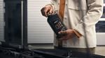 Bild Kia original Ölflasche in der hand eines Mannes