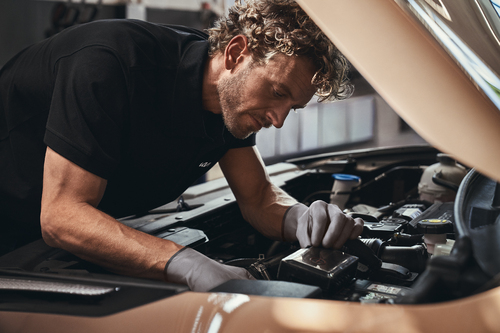 Kia Mitarbeiter an geöffneter Motorhaube