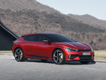 Bild Der neue Kia EV6 GT in rot vor Berg
