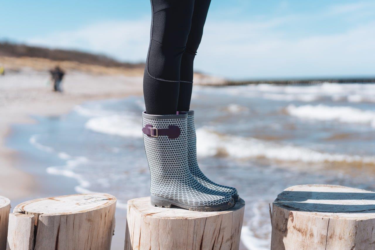 Ein Kurzurlaub an der Nordsee
Schöne Strandwanderungen in der reinen Nordseeluft, durchatmen an einem Badeort, der durch seine Halbinsellage beeindruckt. 
Das ist Horumersiel an der Nordseeküste. Ein Kurzurlaub an der Nordsee in Horumersiel ist zu jeder Jahreszeit schön. 
Suchen Sie einen angenehmen Badeort für ein romantisches Wochenende im Herbst oder für einen Kurztrip zwischendurch? In Horumersiel werden ihre Urlaubsträume Wirklichkeit. Mit ausgedehnten Strandanlagen, Wellness-Oasen und einer vielseitigen Gastronomie lässt der Badeort an der Nordseeküste keine Wünsche offen. Erleben Sie die herzliche friesische Gastfreundschaft im Hotel Leuchtfeuer Horumersiel!
Kommen Sie nach Horumersiel und verbringen den nächsten Kurzurlaub oder Ihren Wochenendurlaub im Herbst in der schönen, grünen friesischen Landschaft. Gestalten Sie Ihre schönsten Tage im Jahr ganz nach Ihren Wünschen. Horumersiel bietet angenehmen, erholsamen Urlaub für Familien, Einzelreisende, Sportfans und Wellnessurlauber.
Entdecken Sie die Schönheiten und den Artenreichtum des Weltnaturerbes Wattenmeer, genießen Sie die Erholung vom Alltag im Ihrem Strandkorb am Sandstrand oder erkunden Sie den romantischen Ortskern. 
Auch die benachbarten Städtchen Hohenkirchen, Schillig, Hooksiel sowie Jever und die Stadt Wilhelmshaven warten darauf, von Ihnen entdeckt zu werden!
 Urlaub Nordsee,
Frühlingsurlaub Nordseeküste,
Hotel urlaub Horumersiel,
Hotel urlaub Nordseeküste,
Kurzurlaub Horumersiel,
urlaub Horumersiel,
urlaub Wattenmeer,
Kurzurlaub Nordseeküste,
Frühlingsurlaub Nordsee,
Kurzurlaub Wattenmeer,
urlaub Nordseeküste,
Frühlingsurlaub,
Hotel urlaub Wattenmeer,
Kurzurlaub Nordsee,
Hotel Urlaub Nordsee,
