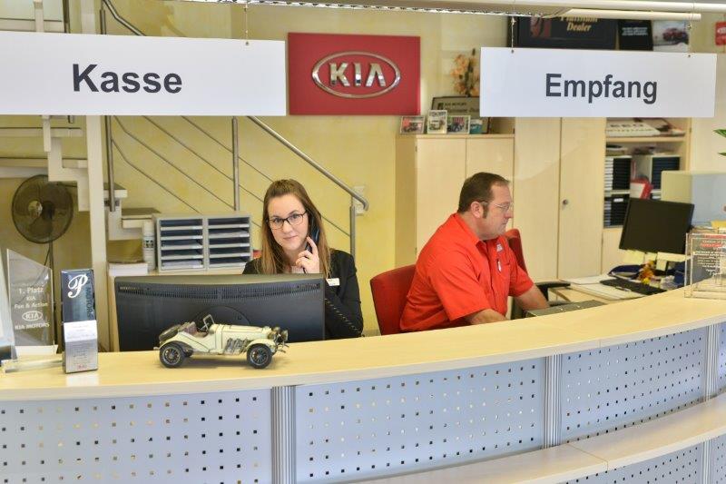 Bild Servicemitarbeiter Autohaus Wilke am Empfang