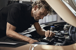 Bild Kia Servicemitarbeiter in geöffneter Motorhaube