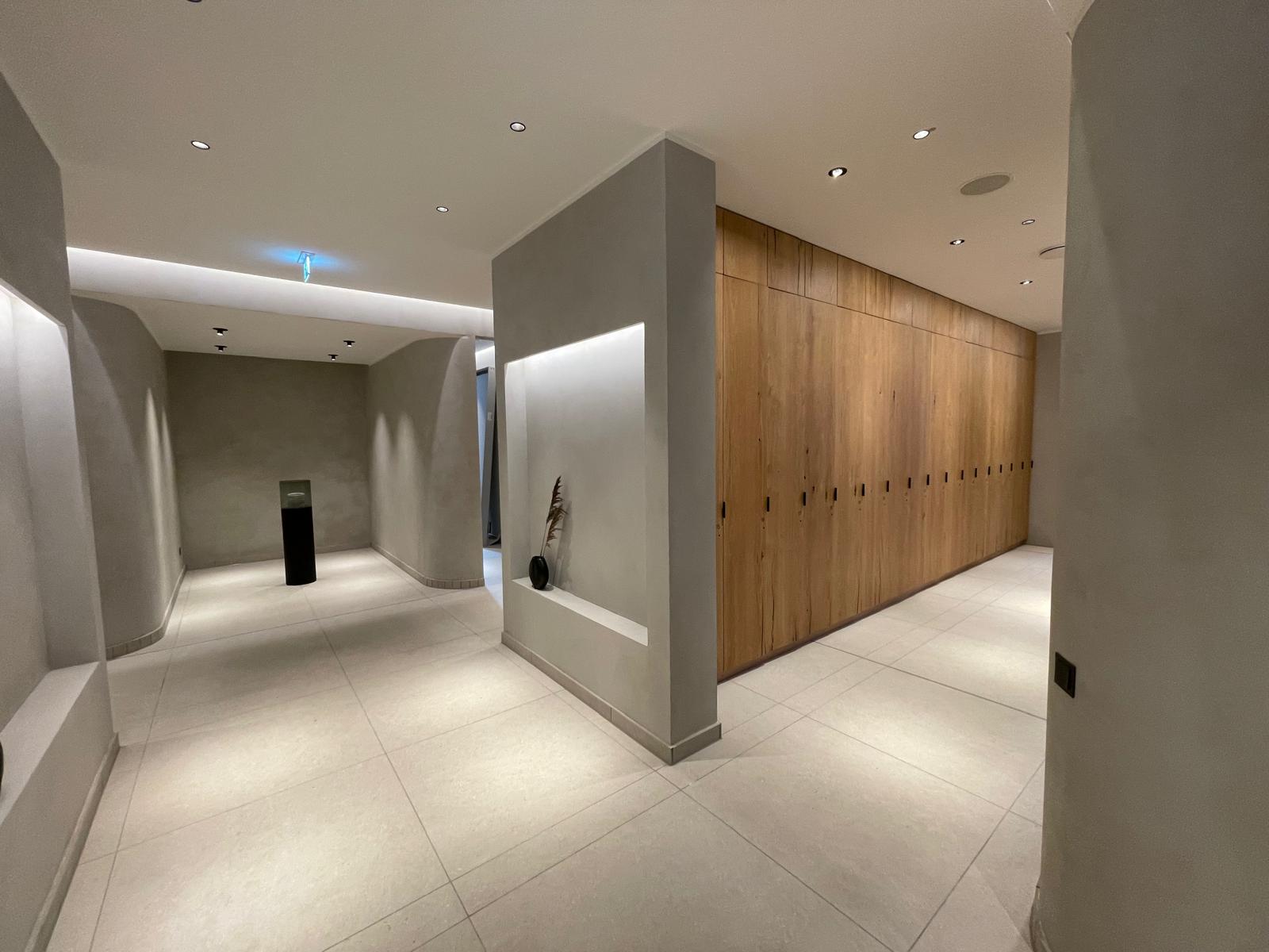 Erleben Sie die Heilende Kraft des Meeres im Thalasso Meeresspa Horumersiel
Willkommen im Thalasso Meeresspa Horumersiel, Ihrem Rückzugsort für Entspannung und Erholung an der Nordsee. Eingebettet in das malerische Wangerland und unweit des charmanten Hotel Leuchtfeuer Horumersiel, bieten unsere Thalasso Spa Anwendungen eine einzigartige Gelegenheit, Körper und Geist in Einklang zu bringen. Lassen Sie sich von der heilenden Kraft des Meeres verwöhnen und entdecken Sie die vielfältigen Vorteile der Thalasso-Therapie.
 Erleben Sie die Heilende Kraft des Meeres im Thalasso Meeresspa Horumersiel
Willkommen im Thalasso Meeresspa Horumersiel, Ihrem Rückzugsort für Entspannung und Erholung an der Nordsee. Eingebettet in das malerische Wangerland und unweit des charmanten Hotel Leuchtfeuer Horumersiel, bieten unsere Thalasso Spa Anwendungen eine einzigartige Gelegenheit, Körper und Geist in Einklang zu bringen. Lassen Sie sich von der heilenden Kraft des Meeres verwöhnen und entdecken Sie die vielfältigen Vorteile der Thalasso-Therapie.