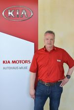 Frank Zweipfennig vor Kia Motors Logo Wand