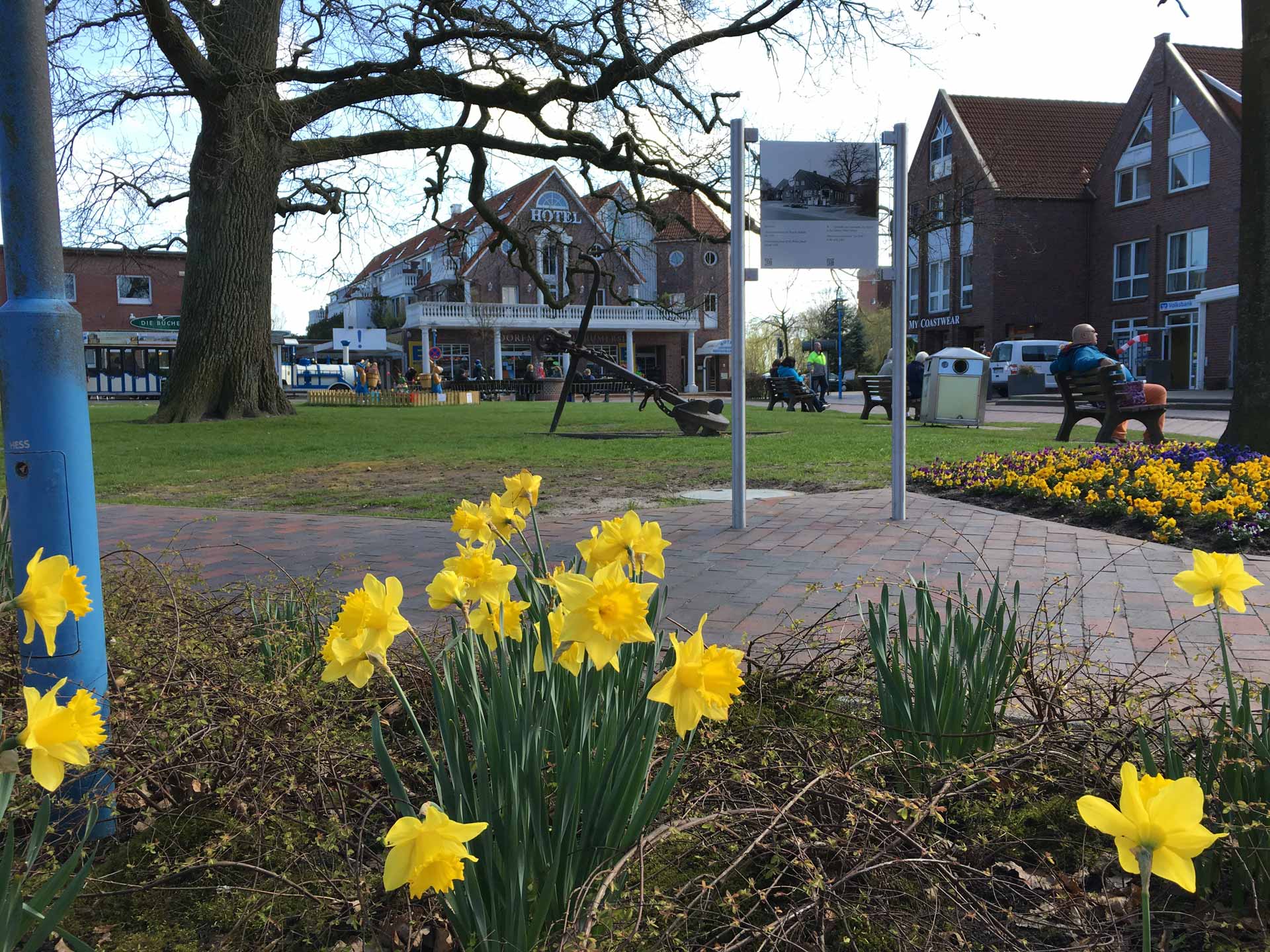 Das Hotel und Restaurant Leuchtfeuer Horumersiel befinden sich in zentrale Lage von Horumersiel. Sie erreichen in wenigen Minuten die Strandanlagen und touristischen Einrichtungen (Friesland Therme, Kursaal, Touristinformation, Einkaufszentrum) Parkplätze für Hausgäste sind am Haus kostenfrei vorhanden und Sie erreichen Ihr ebenerdiges Zimmer stufenlos per Fahrstuhl. Sie frühstücken und genießen Ihr Abendessen im hauseigenen Restaurant. Für den Schlummertrunk genießen lädt die Hotelbar ein. Urlaub Nordsee, Frühlingsurlaub Nordseeküste, Hotel urlaub Horumersiel, Hotel urlaub Nordseeküste, Kurzurlaub Horumersiel,
urlaub Horumersiel, urlaub Wattenmeer, Kurzurlaub Nordseeküste,
Frühlingsurlaub Nordsee, Kurzurlaub Wattenmeer, urlaub Nordseeküste, Frühlingsurlaub, Hotel urlaub Wattenmeer,
Kurzurlaub Nordsee, Hotel Urlaub Nordsee,