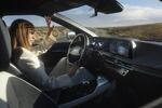 Bild Innenaufnahme Kia Autohaus Wilke mit verschiedenen Fahrzeugen, Sitzgruppe und Kunden