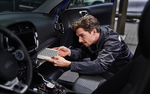 Bild Kia Servicemitarbeiter beim Wechsel eines Luftfilters