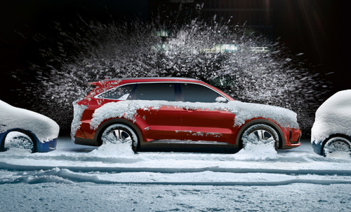 Bild Kia Fahrzeug mit Standheizung in Parklücke zwischen zwei Fahrzeugen, schneebedeckt