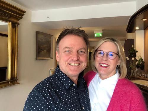 Kurzurlaub oder Wochenendurlaub im Frühling an der Nordseeküste im Hotel Leuchtfeuer Horumersiel
Ein Kurzurlaub im Hotel Leuchtfeuer in Horumersiel ist Entspannung pur.
Besonders im Frühjahr kann man an der Nordseeküste schönes Leben genießen. Gönnen Sie sich etwas Besonderes, zum Beispiel einen Wochenendurlaub an der Nordseeküste in Horumersiel.
Ein Nordseeurlaub ist in, im Wohlfühl- Hotel Leuchtfeuer Horumersiel erwartet Sie Kulinarisches, Schönes und ein entspannter- angenehmer Urlaub.
Auch Urlaubsgutscheine können im Hotel erworben werden. Lassen Sie sich verwöhnen und begeistern: hier sind Sie richtig.
Sie sind immer gut beraten, an der Nordseeküste Urlaub zu machen. Urlaub in Deutschland ist in. Das wunderschöne Meer erwartet Sie, so Können Sie gut von der Arbeit entspannen.
Gönnen Sie sich einen Kurzurlaub. Wenn man sehr in der Arbeit engagiert ist, möchte man mal entspannen und Urlaub machen. Man möchte abschalten und sich etwas gönnen, von dem, was man geleistet hat.
Urlaub an der Nordseeküste ist immer eine gute Idee. Sie sind geschätzt und begehrt als Gast- die Wünsche werden Ihnen von den Lippen abgelesen werden.
Im Hotel Leuchtfeuer Horumersiel: Ein Frühlingsurlaub an der Nordsee: das ist etwas, wovon viele träumen. Schön relaxen und es sich gut gehen lassen: Am Meer kann man das gut.
Das Meer ist Ort der Träume, des Ruhens und des Lebens. Im Meer ist das erste Leben entstanden. Besuchen Sie die Nordsee. Man fühlt sich dort wohl und geborgen. Am Meer fühlen wir den Wind, der gute Stimmung macht und durch die Haare fährt. Am Meer sind wir wieder ganz wir selbst und atmen gute Luft.
Auch für Asthmakranke ist ein Frühlingsurlaub im Hotel Leuchtfeuer in Horumersiel geeignet. So entspannen Ihre Bronchien. Wer viel leistet, kann sich auch ruhig einen Urlaub gönnen. Lassen Sie sich verwöhnen und genießen Sie die Aussicht an der Nordsee.
Auch Baden ist schon im Frühjahr für die Harten möglich. Baden im Meer: das ist wie ein Traum. Das Meer bringt Entspannung, man fühlt die Liebe zur Natur und das Leben kommt einem wieder leicht vor. So können Sie auftanken, damit Sie im Alltag noch besser bestehen können.
Sie fühlen sich wieder gut in der Natur und können Schmerzen und Alltagstrubel vergessen. Einfach mal die Pflichten hinter sich lassen und sich entspannen. Es ist sehr angenehm, wenn man einfach mal sich hängen lassen und genießen darf.
Lassen Sie den Alltag hinter sich und gönnen Sie sich eine Auszeit an der Nordsee.
Die Zimmer sind telefonisch buchbar. Das Hotel Leuchtfeuer in Horumersiel freut sich über Ihren Anruf. Sie sind hier immer gerne willkommen. Urlaub Nordsee,
Frühlingsurlaub Nordseeküste,
Hotel urlaub Horumersiel,
Hotel urlaub Nordseeküste,
Kurzurlaub Horumersiel,
urlaub Horumersiel,
urlaub Wattenmeer,
Kurzurlaub Nordseeküste,
Frühlingsurlaub Nordsee,
Kurzurlaub Wattenmeer,
urlaub Nordseeküste,
Frühlingsurlaub,
Hotel urlaub Wattenmeer,
Kurzurlaub Nordsee,
Hotel Urlaub Nordsee,