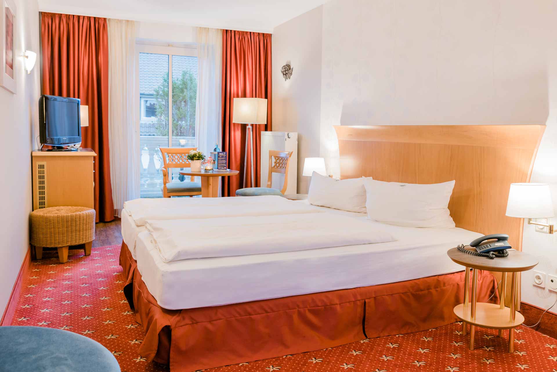 Doppelzimmer mit Balkon: "Gemütliches Doppelzimmer mit Balkon im Hotel Leuchtfeuer Horumersiel an der Nordsee – ideal für Paare im Nordseeurlaub."

Familiensuite: "Geräumige Familiensuite im Hotel Leuchtfeuer Horumersiel mit eigenem Balkon – perfekt für Familienurlaub an der Nordseeküste."

Einzelzimmer: "Komfortables Einzelzimmer im Hotel Leuchtfeuer Horumersiel – ideal für Alleinreisende im Urlaub an der Nordsee."

Luxuriöse Suite: "Luxuriöse Suite mit großzügigem Wohnbereich und Balkon im Hotel Leuchtfeuer Horumersiel – erstklassiger Komfort für Nordseeurlaub."

Hotelzimmer mit modernem Design: "Modern eingerichtetes Hotelzimmer im Hotel Leuchtfeuer Horumersiel – Entspannung pur im Urlaub an der Nordseeküste."

Zimmeraussicht vom Balkon: "Aussicht vom Balkon des Hotel Leuchtfeuer Horumersiel – Blick auf den Park am Hotel im Wangerland."