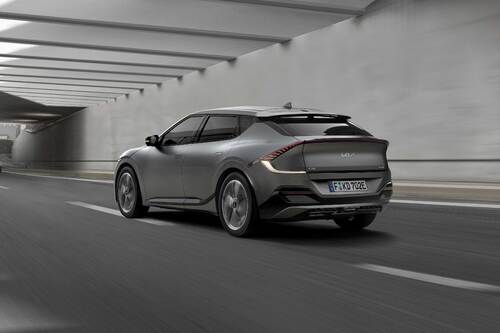 Rückansicht Kia EV6 auf überdachter Srasse