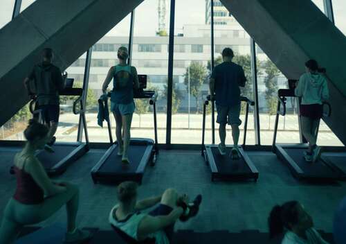 Kia Männer und Frauen auf Laufband im Fitnessstudio