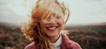 Bild Kia Bild Frau mit roten wehenden Haaren