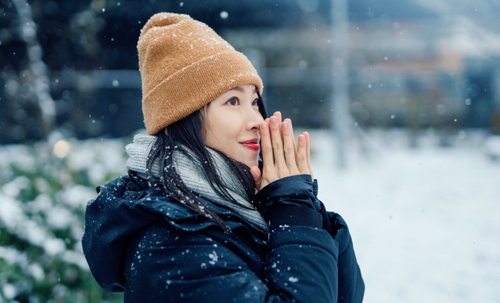 Bild Kia Frau mit Pudelmütze im Schnee