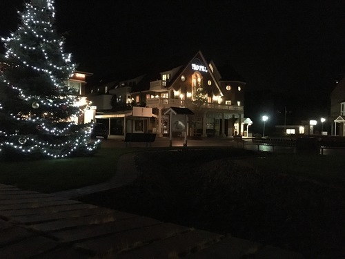 Horumersiel bieten nach den Weihnachtsfeiertagen einen Pre Silvester Party – 3 Tage unterhält Sie unser DJ täglich ab 15 Uhr bis zum späten Abend, mit Oldies, Charthits und Wunschmusik. Genießen Sie Heiße Caipirinha, Glühwein, Eiergrog und weitere Leckereien. Am letzten Abend findet das Feuerwerk bereits am 30.12. – Sie erleben doppelt Silvester. Zurück im Hotel wärmen Sie sich in der hauseigenen Sauna oder Dampfbad auf, ein Whirlpool weckt die Lebensgeister nach einem langen Strandspaziergang. Lassen Sie sich den eisigen Wind um die Nase wehen. Wer es kulturell mag und gern lacht besucht eine der Theateraufführungen der Theatergruppe Hooksiel. Plattdeutsches Theater vom feinsten, lachen garantiert. Für die ganz harten findet am Neujahrstag ein Eisbaden am Wangermeer in Hohenkirchen statt. Begeisterte Eisbader werfen sich bei winterlichen Außentemperaturen in Badehose oder Badeanzug in die Fluten. Silvesterurlaub Horumersiel
Silvester in Horumersiel
Silvester Hotel Kurzurlaub
Jahreswechsel Nordsee
Jahreswechsel Nordseeküste
Silvester Nordsee
Silvester Nordseeküste
Silvester am Meer
Silvester Hotel am Meer
Silvester Hotel Nordseeküste
Silvester Hotel Nordsee
nordseeküste hotel am meer,
nordseeküste hotels angebote,
schöne hotels an der nordseeküste,
hotels an der ostfriesischen nordseeküste,
wellness wochenende angebote,
Nordsee Hotel Wellness,
Wochenende Hotel Nordsee,
hooksiel hotel,
wochenende Nordseeküste,
nordsee urlaub günstig,
hotel nordseeküste,
wangerland hotel,
hotel horumersiel schillig,
Wochenende horumersiel,
Wangerland Hotel,
last minute horumersiel,
spa hotel nordseeküste,
urlaub nordseeküste,
wellnessurlaub nordseeküste,
familienhotel nordseeküste,
nordsee winter,
strandhotel nordseeküste,
urlaub nordseeküste hotel,
hotelangebote nordseeküste,
hotels nordseeküste niedersachsen,