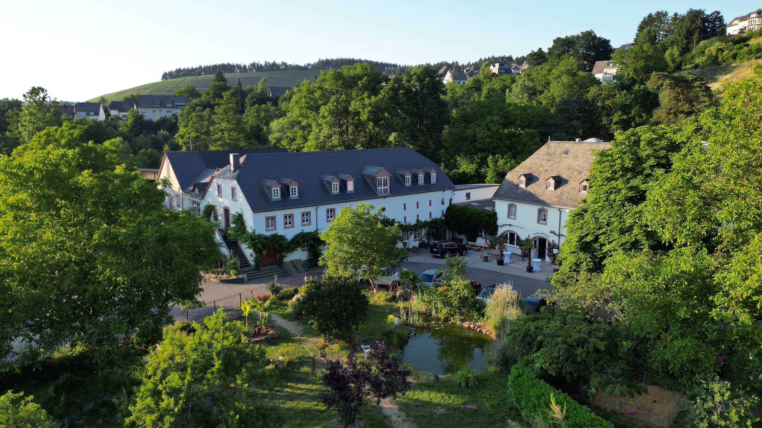 Gebäudeansicht Hotel Karlsmühle mit Restaurant und Weingut in Mertesdorf