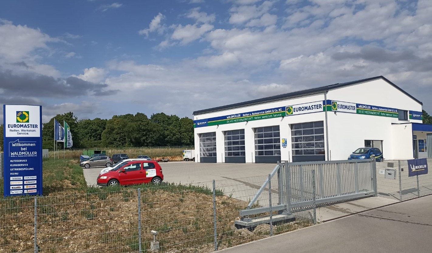 Außenansicht der Werkstatt Waldmüller Reifen und Autoservice in Denkendorf