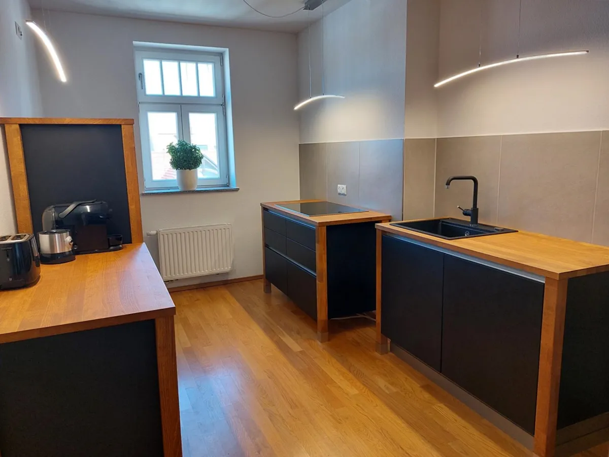 Modulkueche_mit_Massivholz_Schwarz_lackiert_modern.jpg undefined