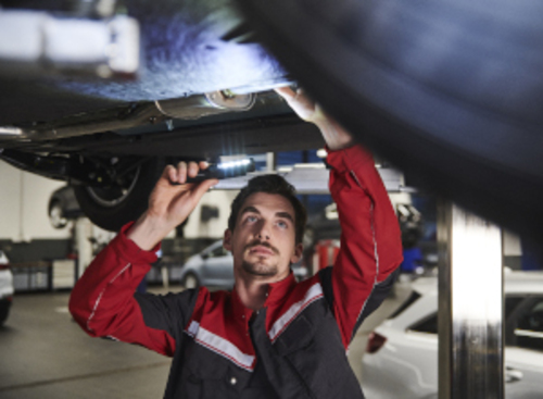 Bild Kia Servicemitarbeiter beim Bremsenwechsel Bild Kia Servicemitarbeiter beim Bremsenwechsel
