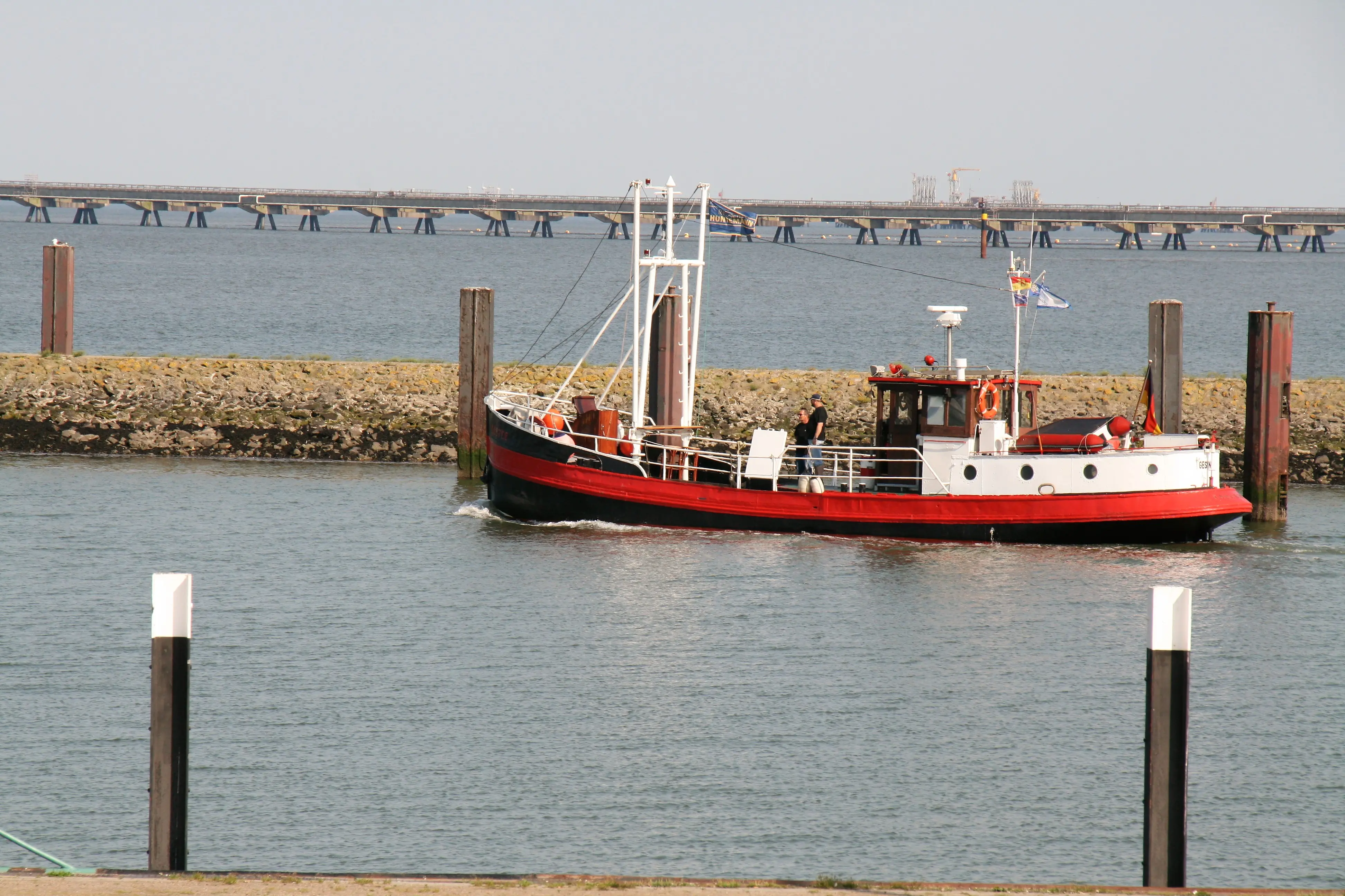 Krabbenkutter fährt von Horumersiel auf die Nordsee zum Krabbenfang
Krabbenkutter vor Horumersiel fährt zum Krabbenfang auf die Nordsee